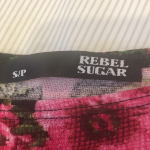 A floral, waist fitting summer dress - Picture 2 of 2